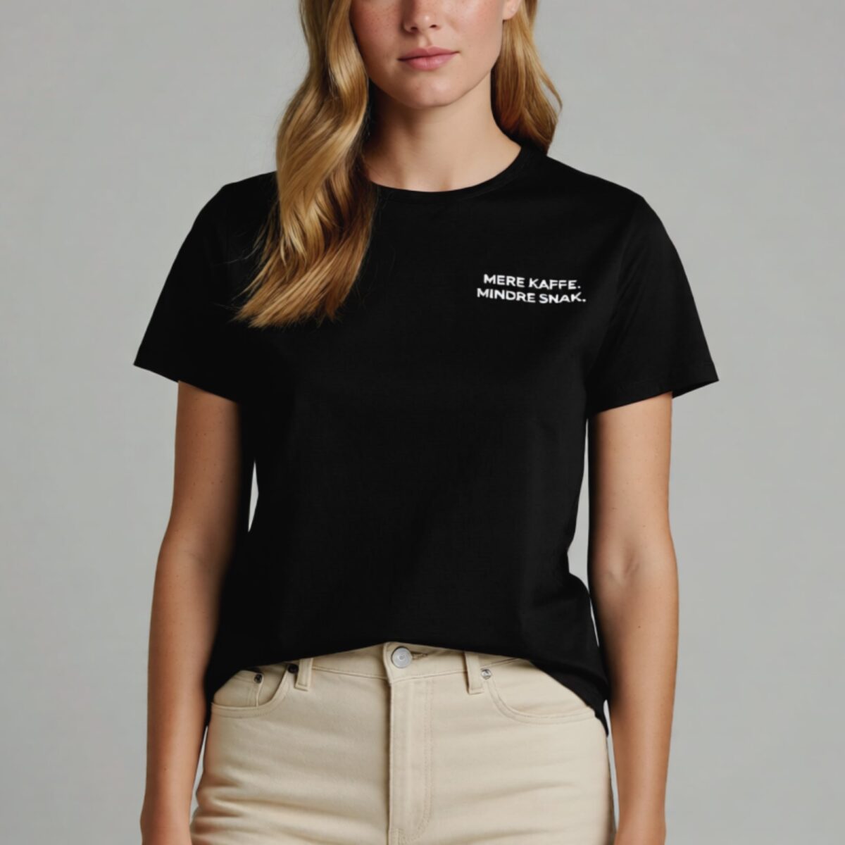 Alternative view of Mere kaffe. Mindre snak. – T-shirt i økologisk bomuld (Unisex)