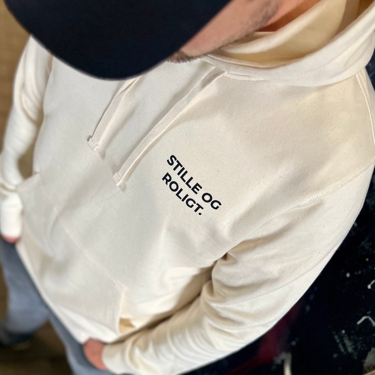 Alternative view of Stille og roligt. – Økologisk unisex hoodie i blød bomuld