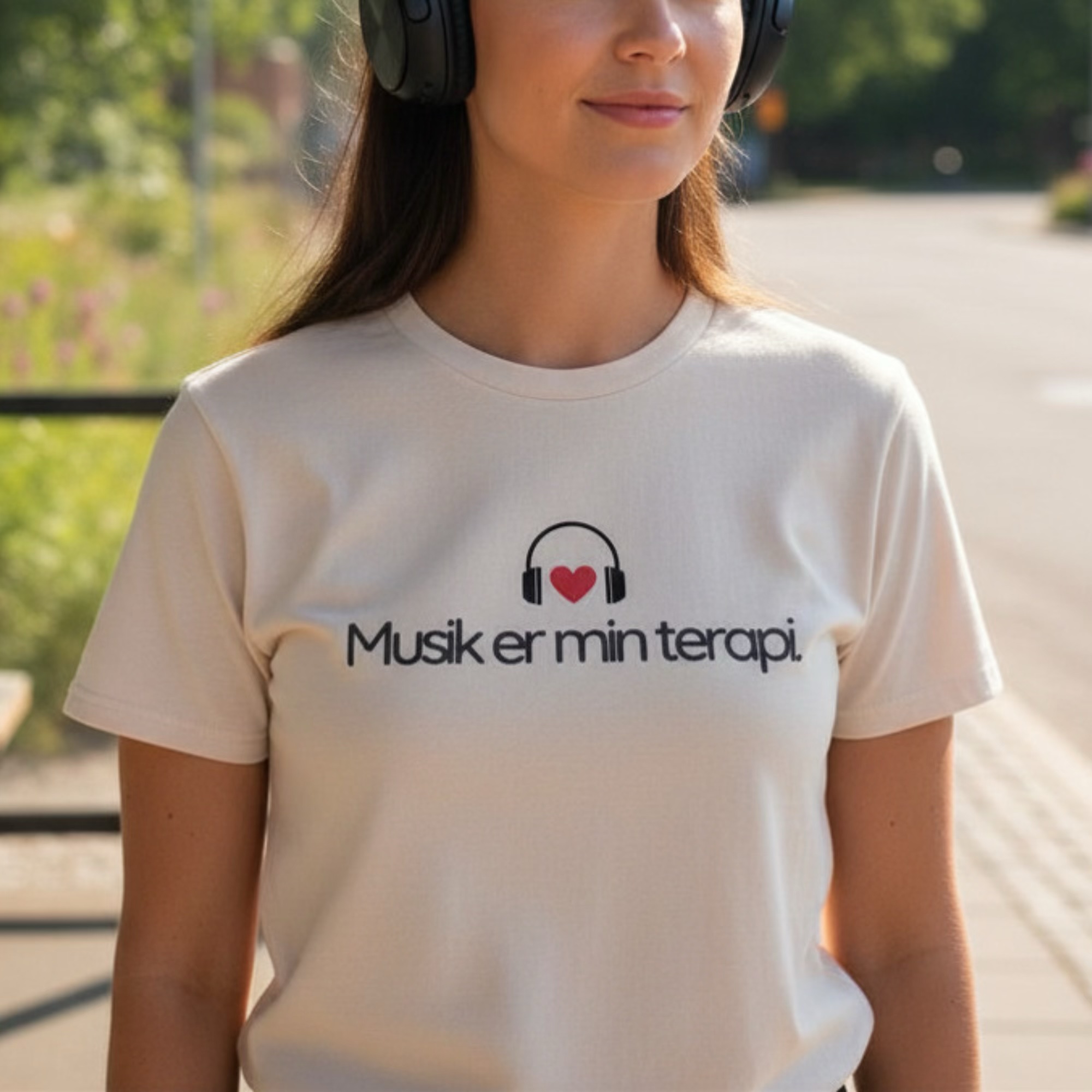 Musik er min terapi – Unisex T-shirt til musikelskere med hjerte-design - Billede 2