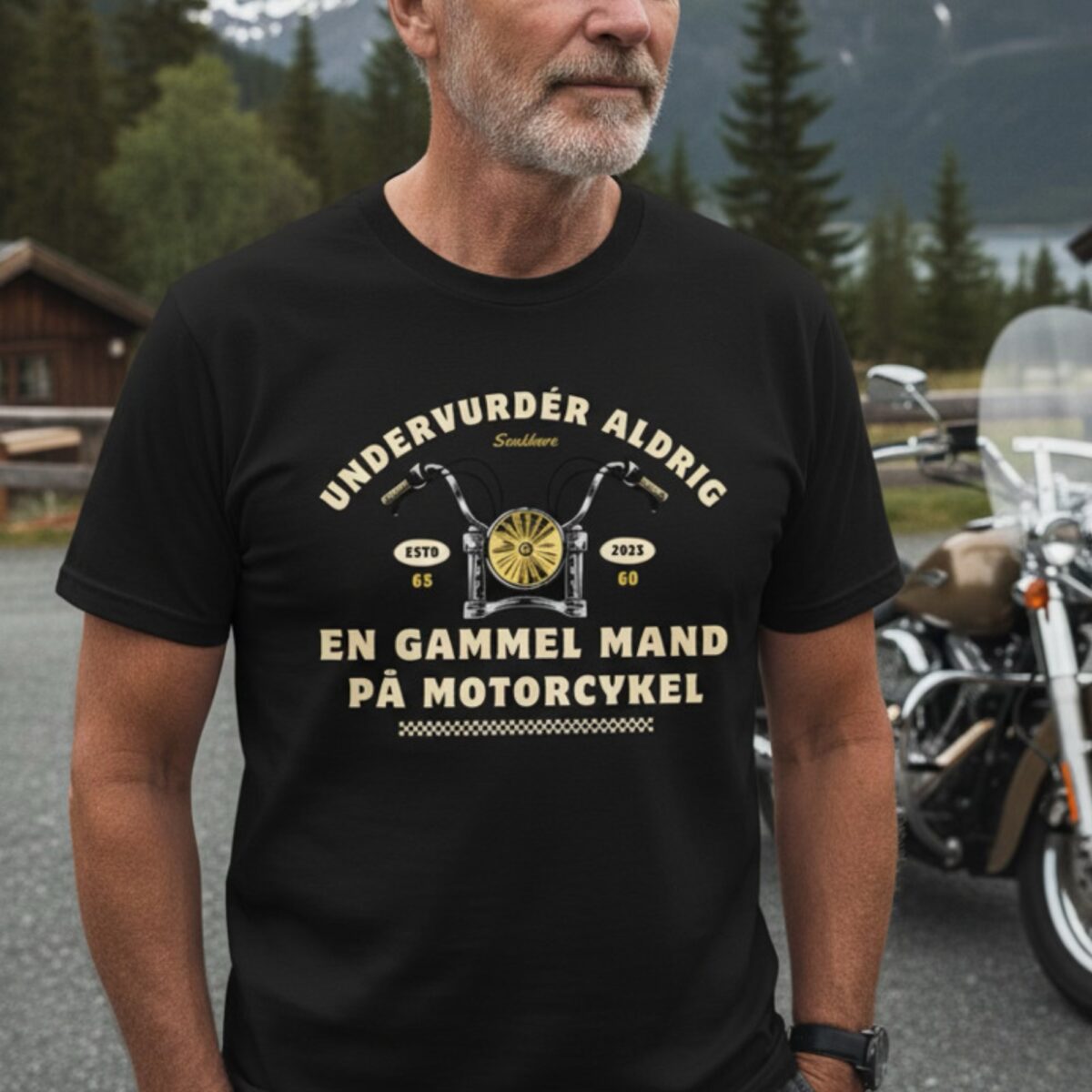 Alternative view of Undervurdér aldrig en gammel mand på motorcykel – T-shirt