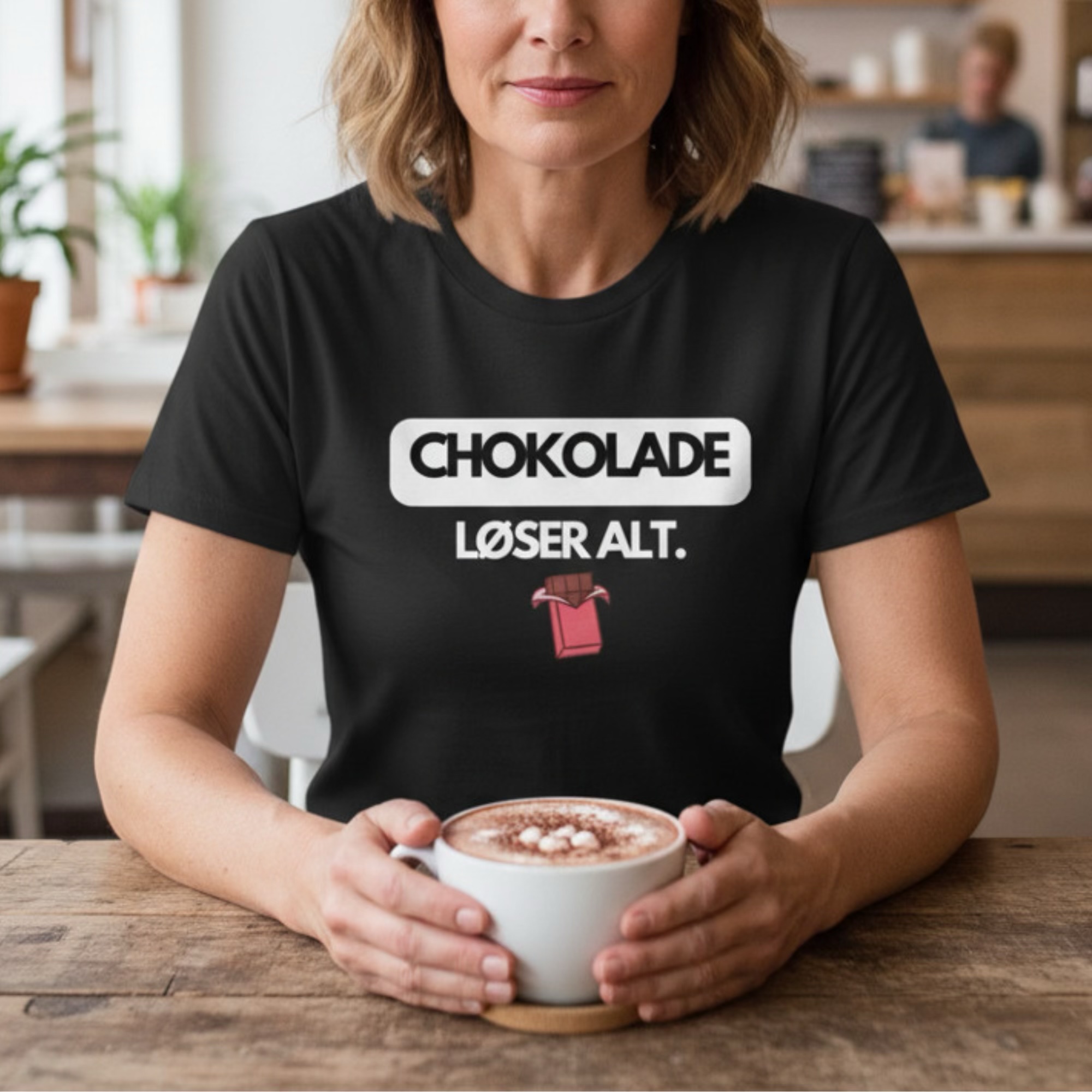 Chokolade løser alt. – Classic unisex T-shirt med chokoladestykke - Billede 2