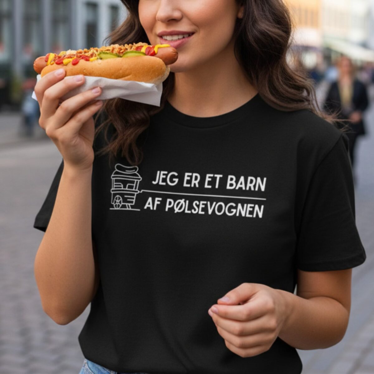 Alternative view of Jeg er et barn af pølsevognen – Unisex T-shirt med humoristisk pølsevogn-grafik