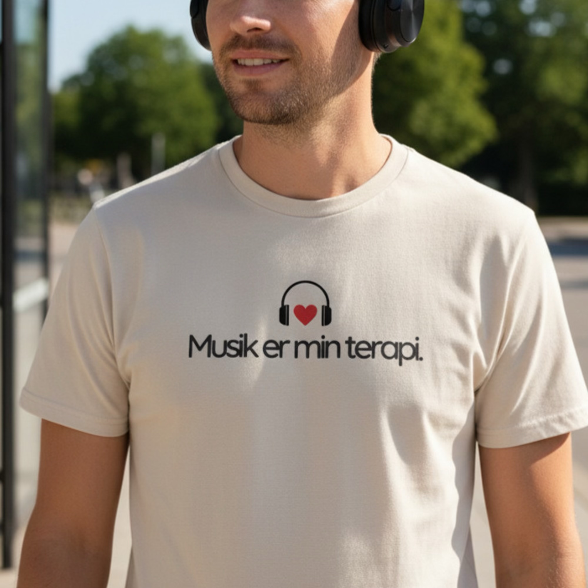 Musik er min terapi – Unisex T-shirt til musikelskere med hjerte-design - Billede 3