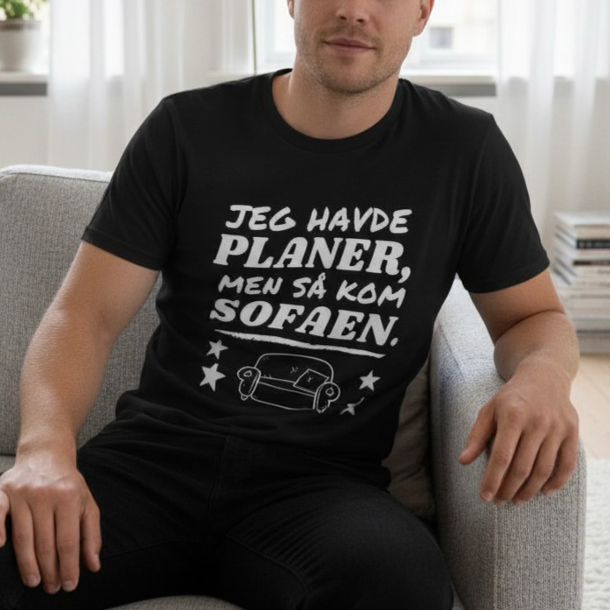 Jeg havde planer, men så kom sofaen – Unisex T-shirt med humoristisk statement - Billede 3