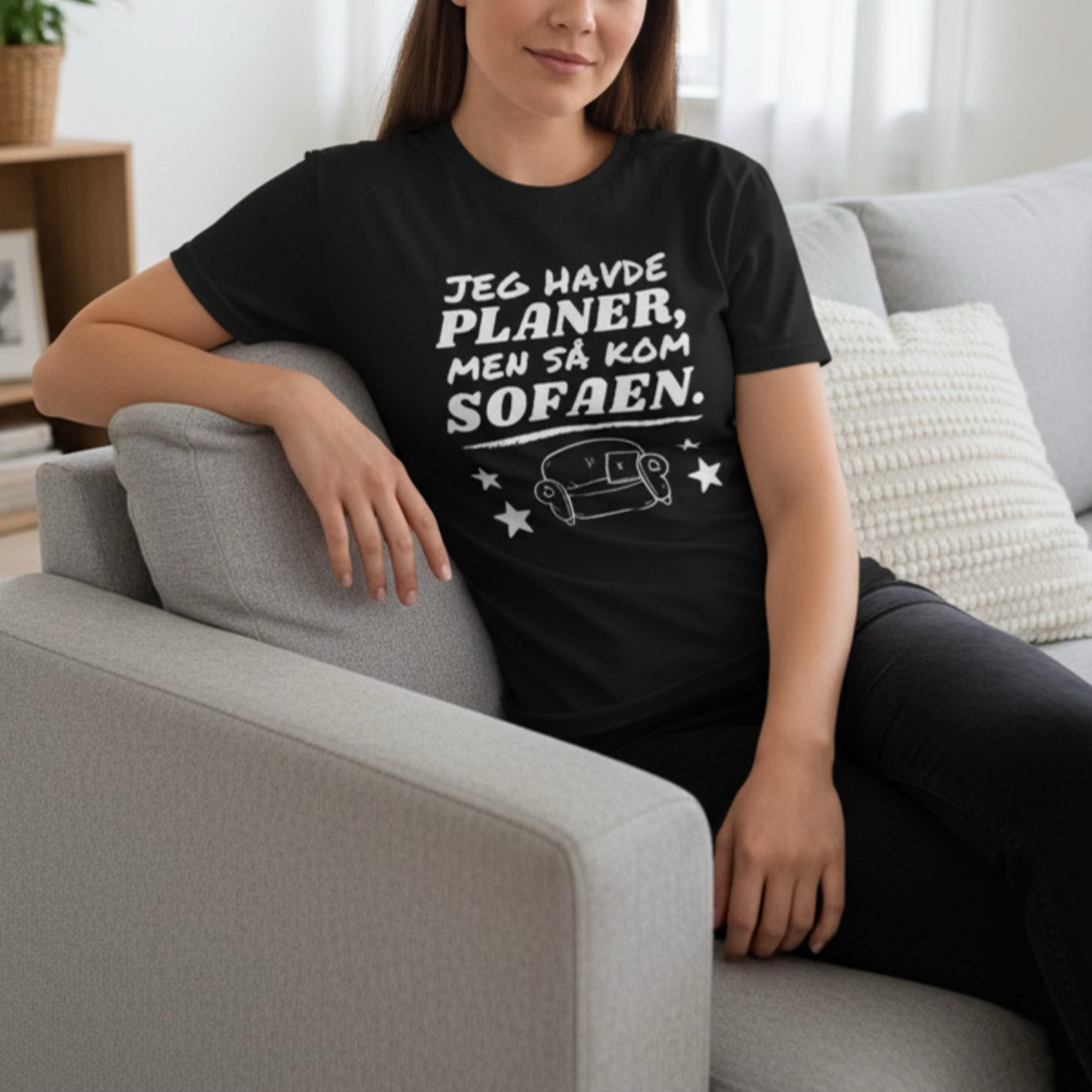 Jeg havde planer, men så kom sofaen – Unisex T-shirt med humoristisk statement - Billede 2