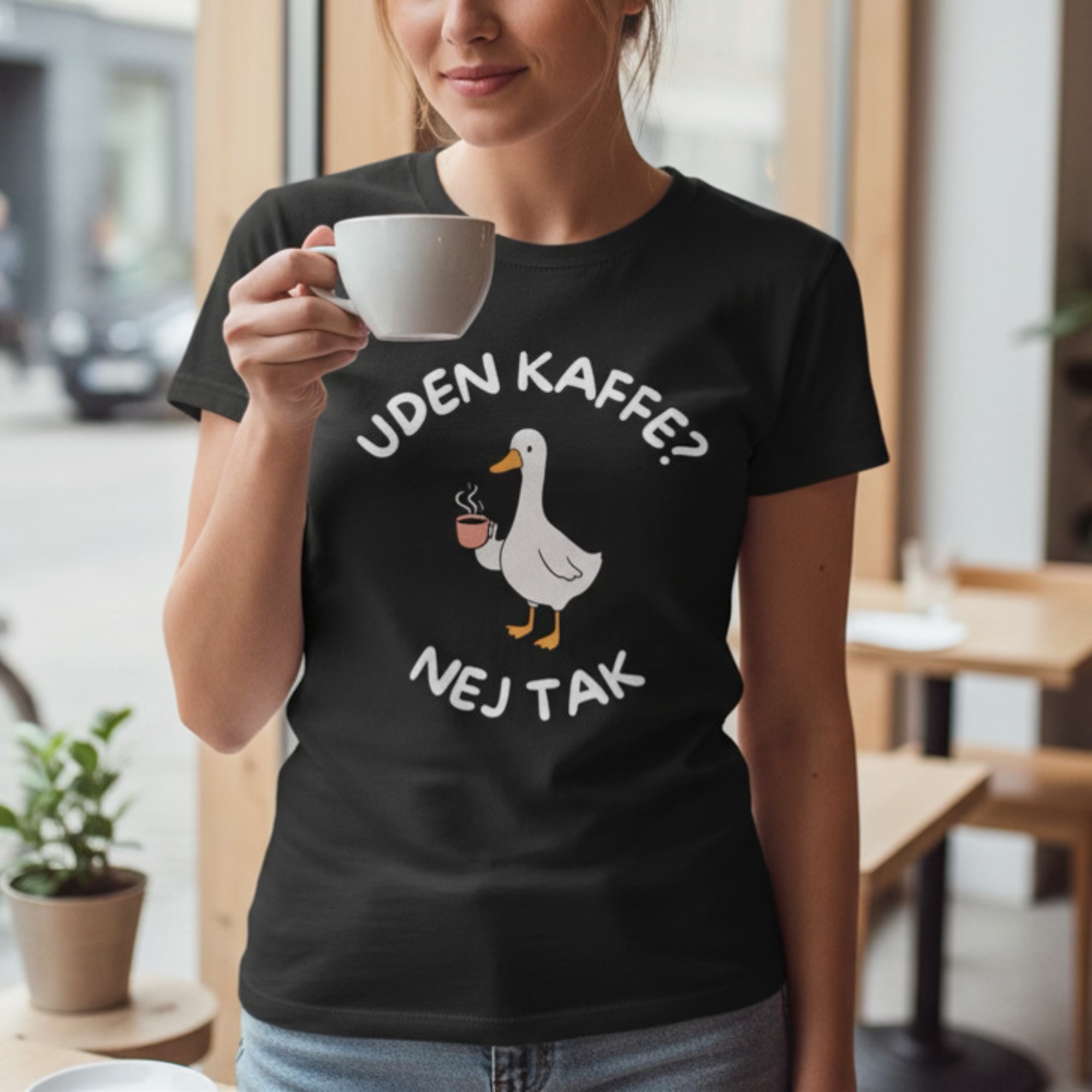 Uden kaffe? Nej tak – T-shirt med humor og kaffedrikkende gås - Billede 3
