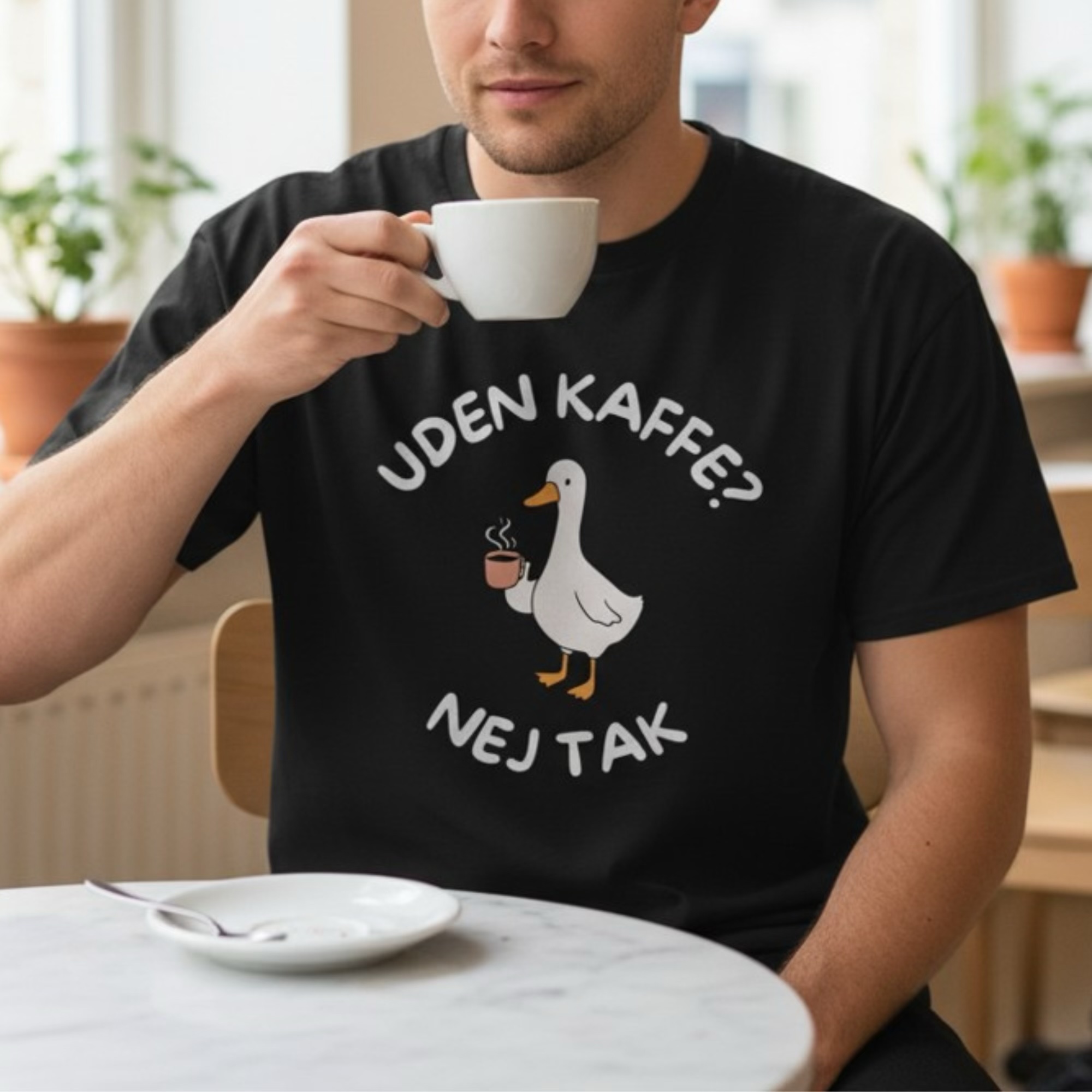 Uden kaffe? Nej tak – T-shirt med humor og kaffedrikkende gås - Billede 2