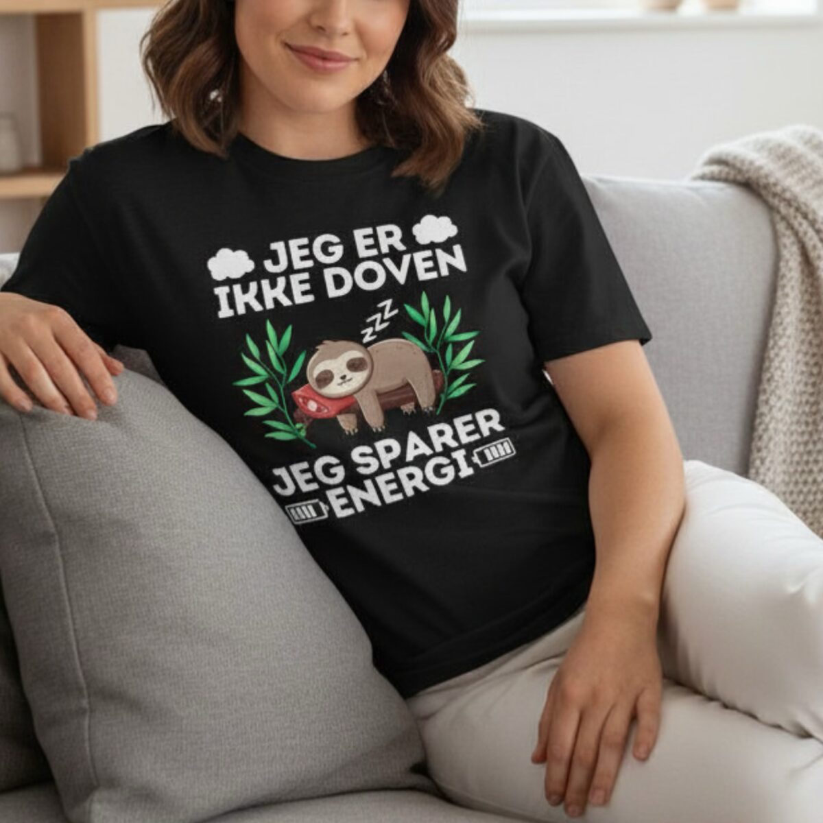 Alternative view of Jeg er ikke doven, jeg sparer energi – T-shirt med afslappet dovendyr