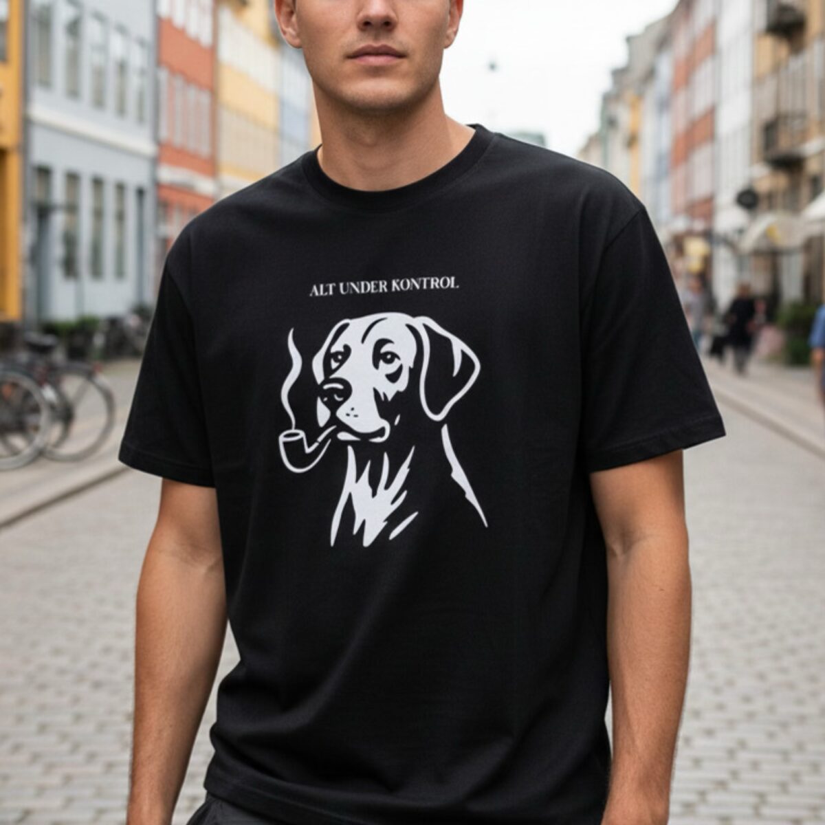 Alternative view of Alt under kontrol – Sjov unisex T-shirt med hund og humor