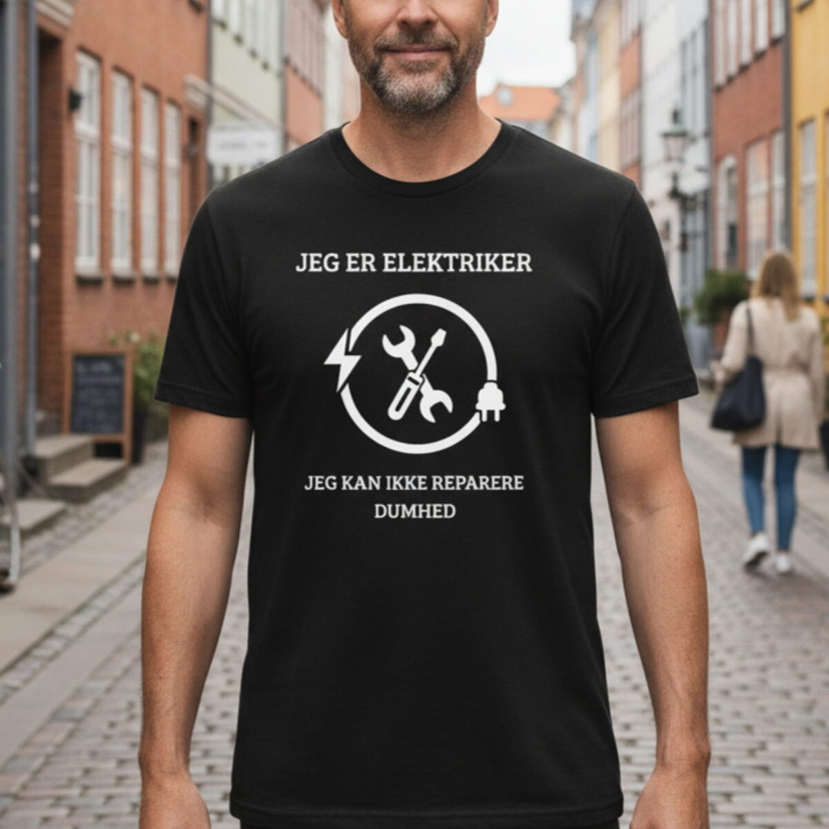 Alternative view of Jeg er elektriker – jeg kan ikke reparere dumhed – Sjov T-shirt til elektrikere